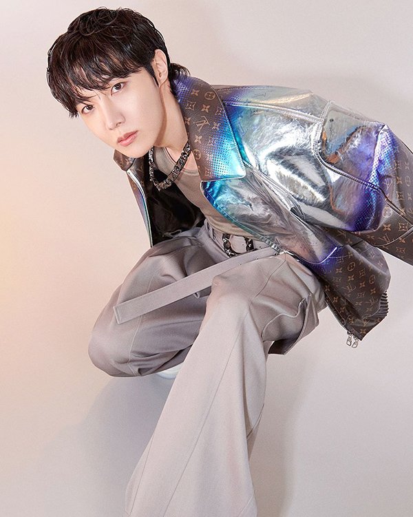 BTS’S J-HOPE
THE NEW HOUSE
AMBASSADOR FOR
LOUIS VUITTON