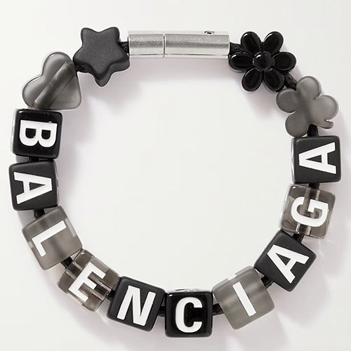 BRACELET?<br />
SEEMS MORE LIKE A<br />
FRIENDSHIP BAND