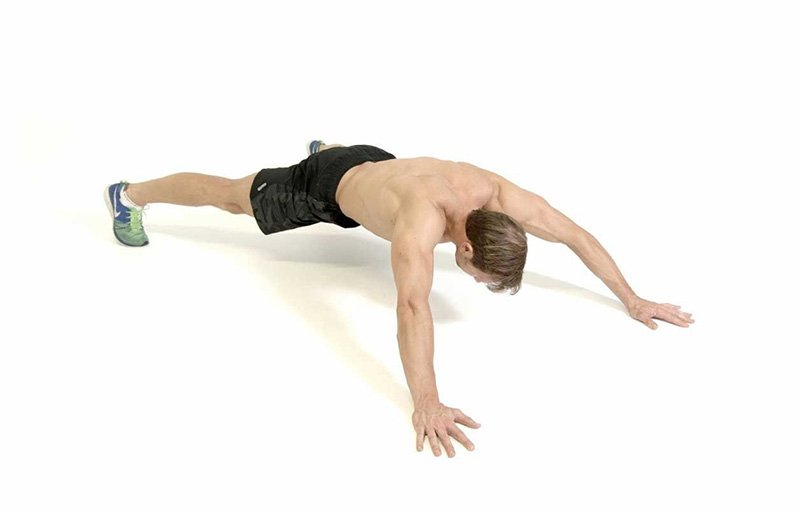 6. ARMS EXTENDED PLANK (30<br />
TO 45 SECONDS)