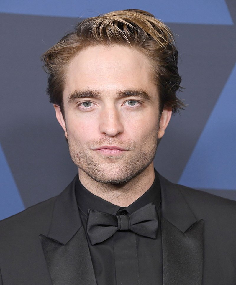 SQUARE FACE SHAPE<br />
Robert Pattinson