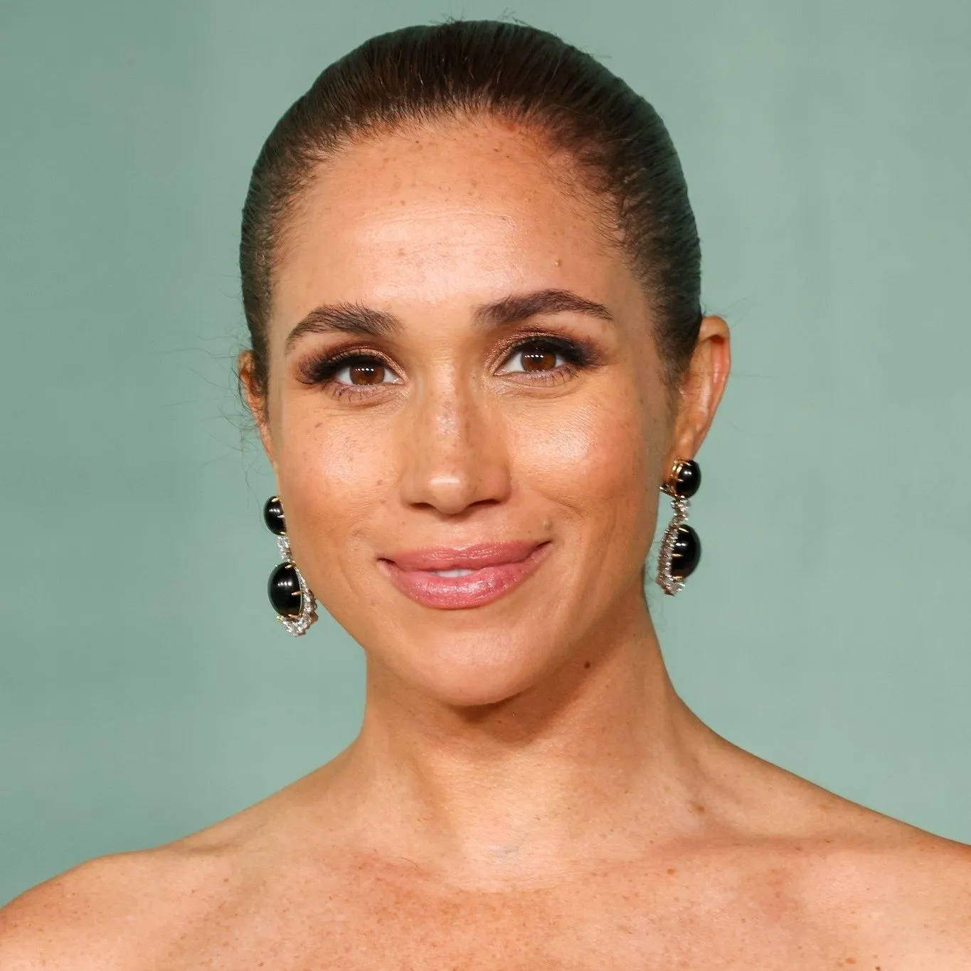 Meghan Markle — Princess Diana’s Diamond & Sapphire Earring